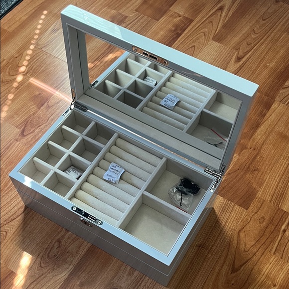 Elegant WhiteJewelryOrganizer Box